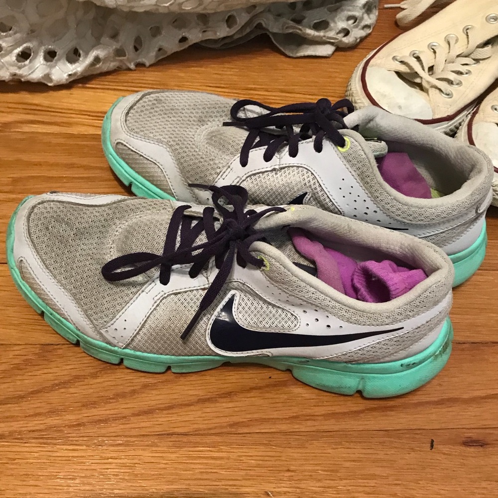 Nike tennis shoes sz 8